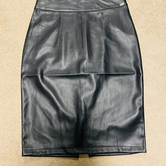 Faux leather Guess Skirt - Picture 2 of 3